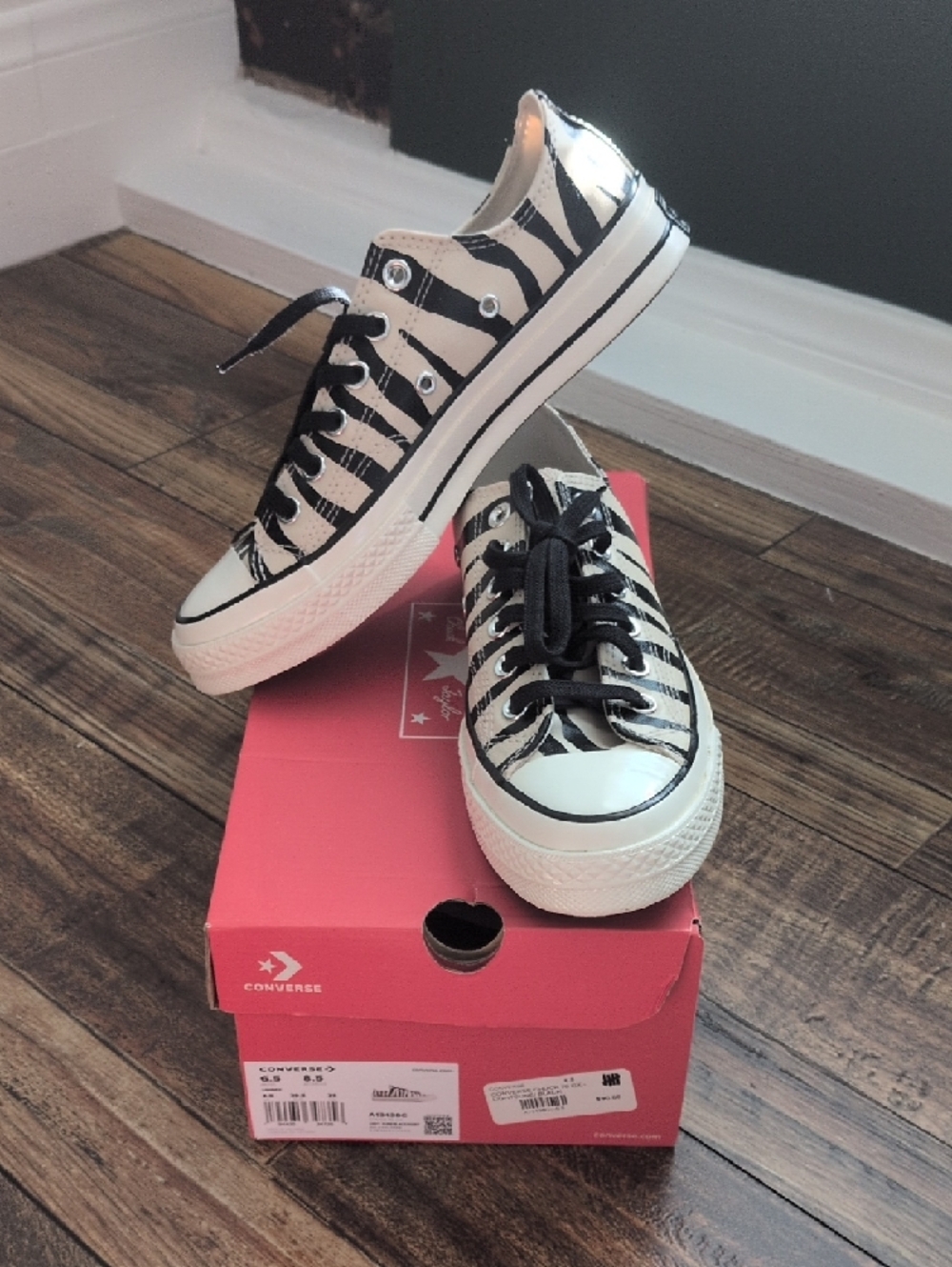 BRAND NEW Converse Low Top Zebra Stripe Sneakers - Black & White (W 8.5 / M 6.5)